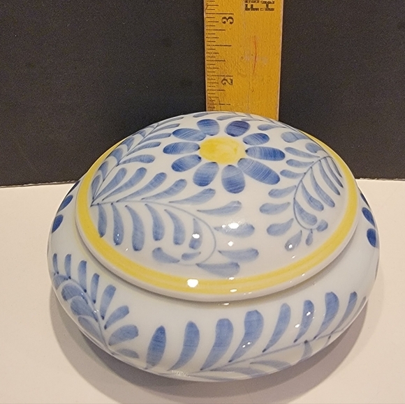 Andrea by Sadek Lidded Trinket Box Yellow, Blue & White Floral Pre-owned - Picture 5 of 7